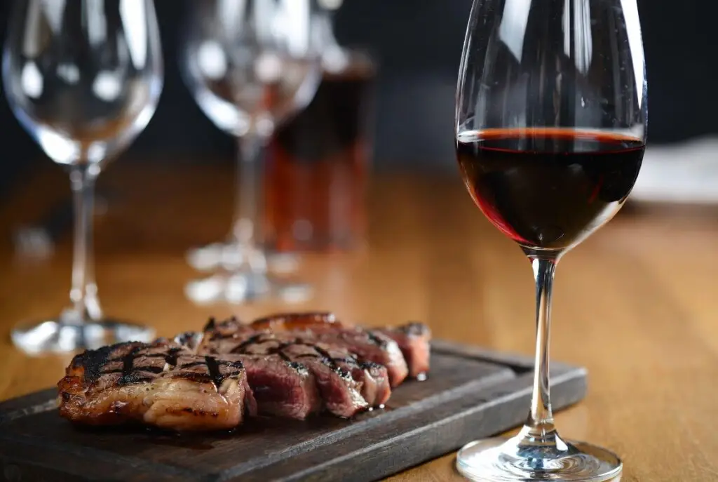 Harmonização de tanino: carne vermelha grelhada e vinho tinto encorpado.