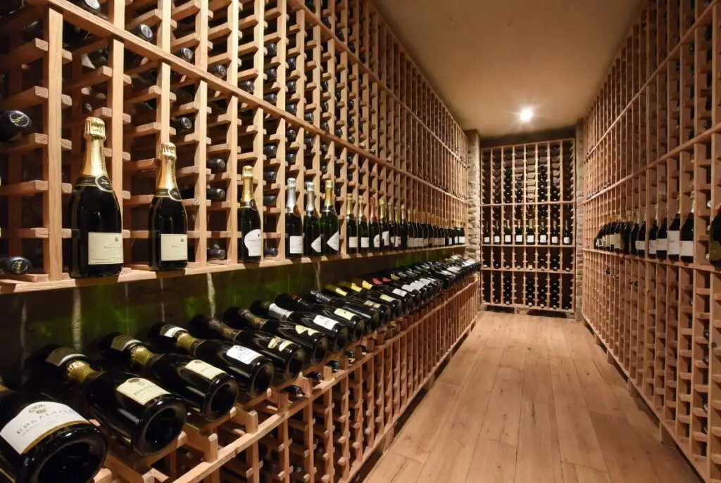 Armazenamento adequado de espumantes nacionais em adega com temperatura controlada