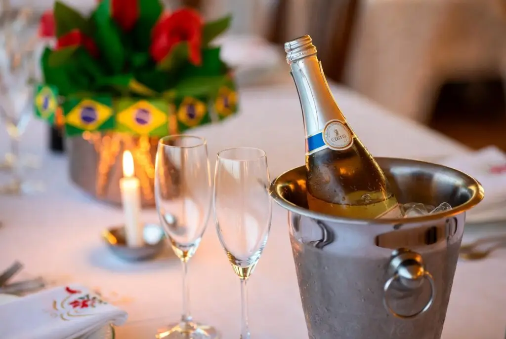 Serviço adequado de espumante nacional com balde de gelo e taças apropriadas