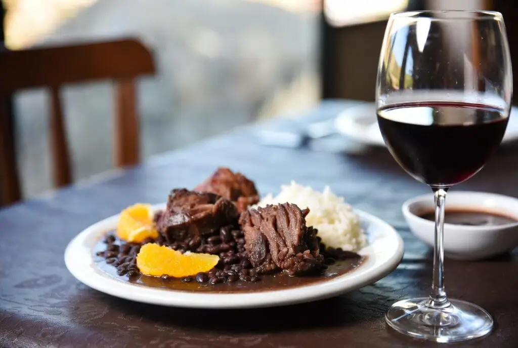 Qual vinho harmoniza com feijoada