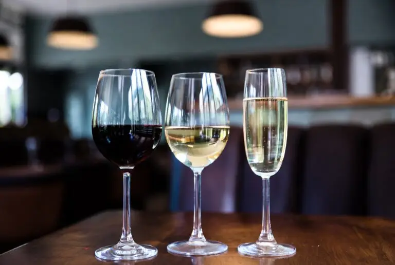 Imagem principal com taças de tinto, branco e espumante na temperatura ideal.