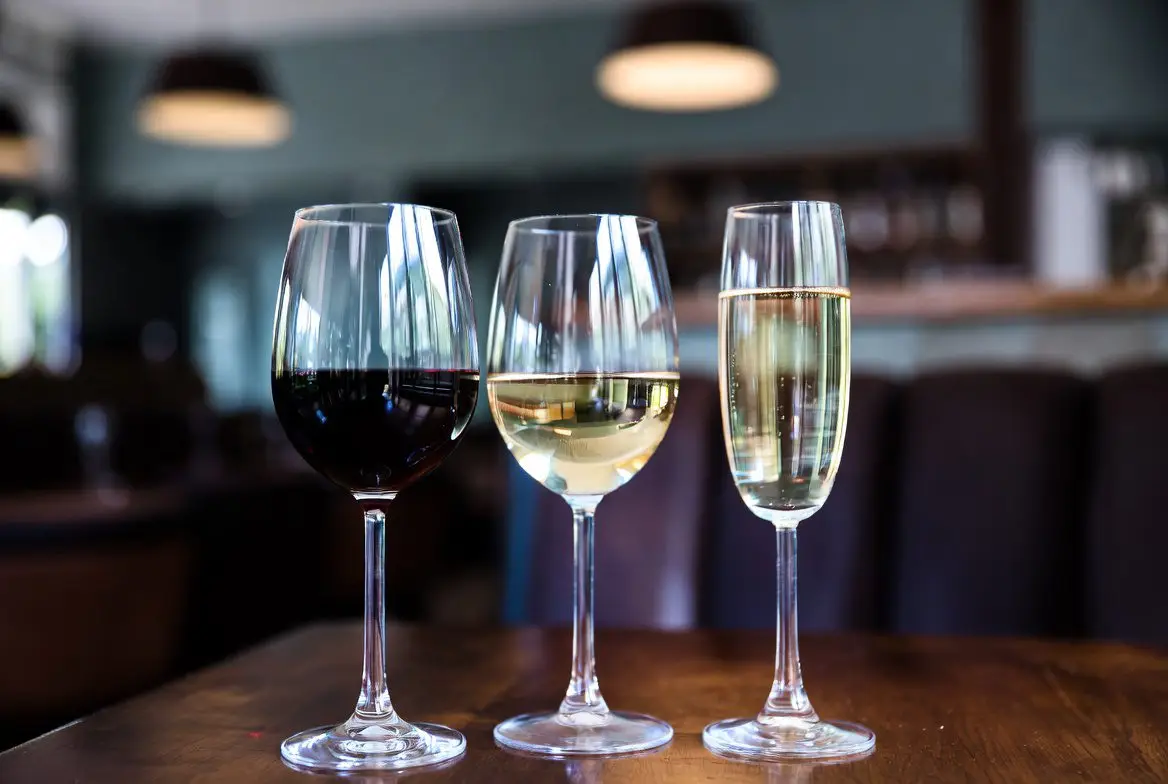 Imagem principal com taças de tinto, branco e espumante na temperatura ideal.