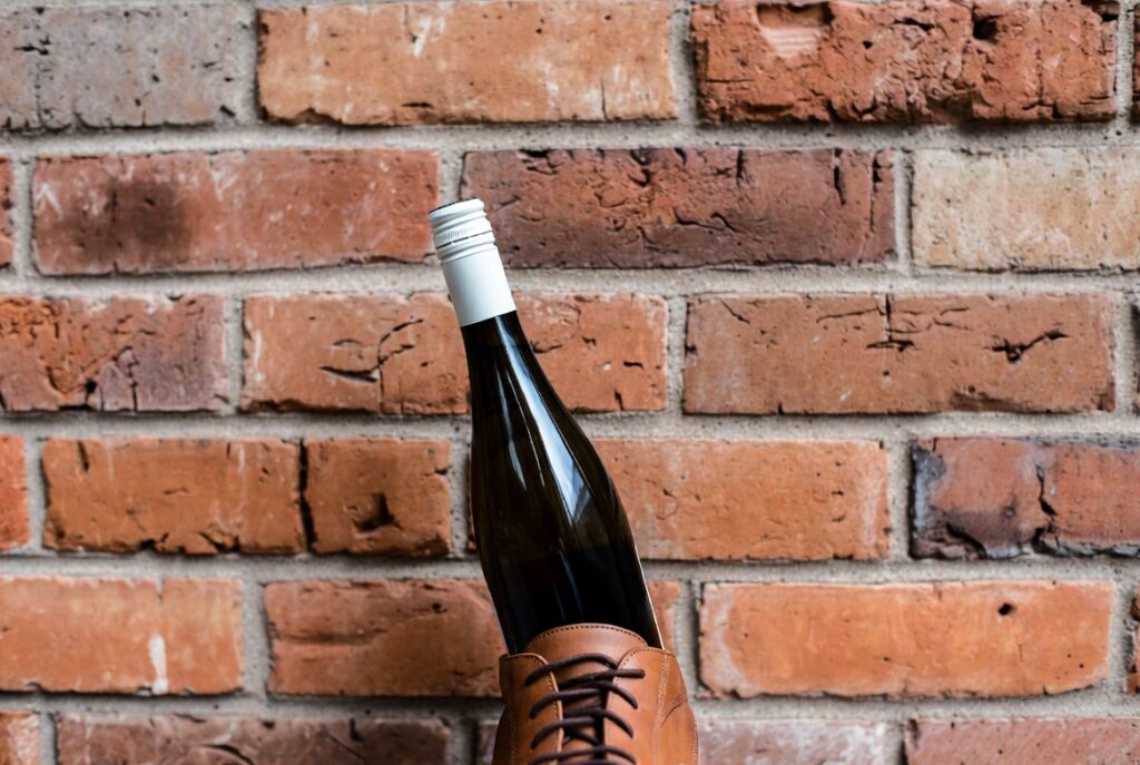 abrir_vinho_com_sapato-1024x687 SOS! Como Abrir Vinho Sem Saca Rolha? O Método Mais Seguro e 3 Que Não Funcionam
