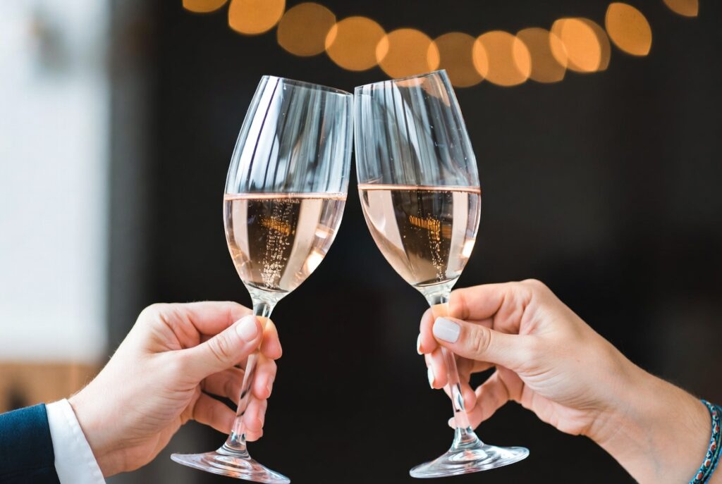 brinde_etiqueta_taca-1024x687 Como Segurar Taça de Vinho Corretamente: A Regra de Ouro da Etiqueta (e a Ciência Por Trás)