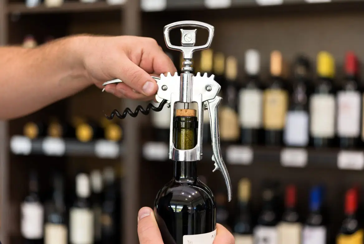 Aprenda Como Abrir Vinho corretamente em 3 passos! Guia simples para usar o Sacarrolhas Sommelier e nunca mais quebrar a rolha.