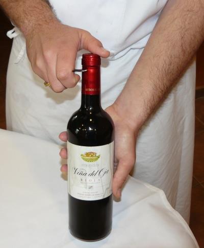 cortar_capsula_vinho Como Abrir Vinho Corretamente em 3 Passos? Guia Simples do Sacarrolhas