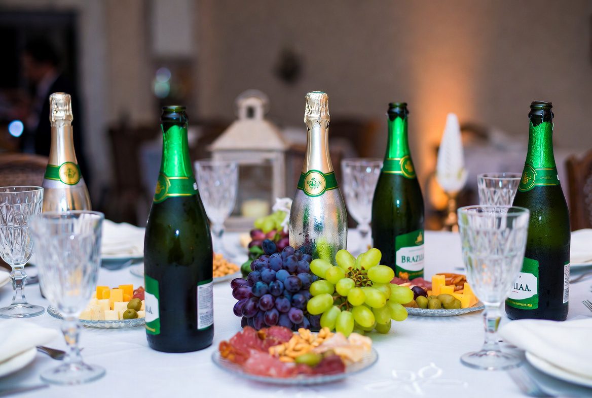 Espumantes brasileiros em mesa de confraternização elegante