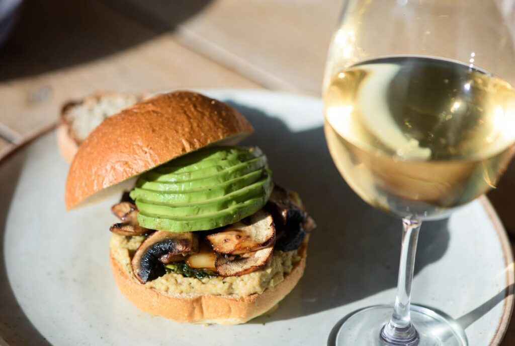 Harmonização de lanches vegetarianos: hambúrguer de cogumelo com vinho branco Chardonnay.