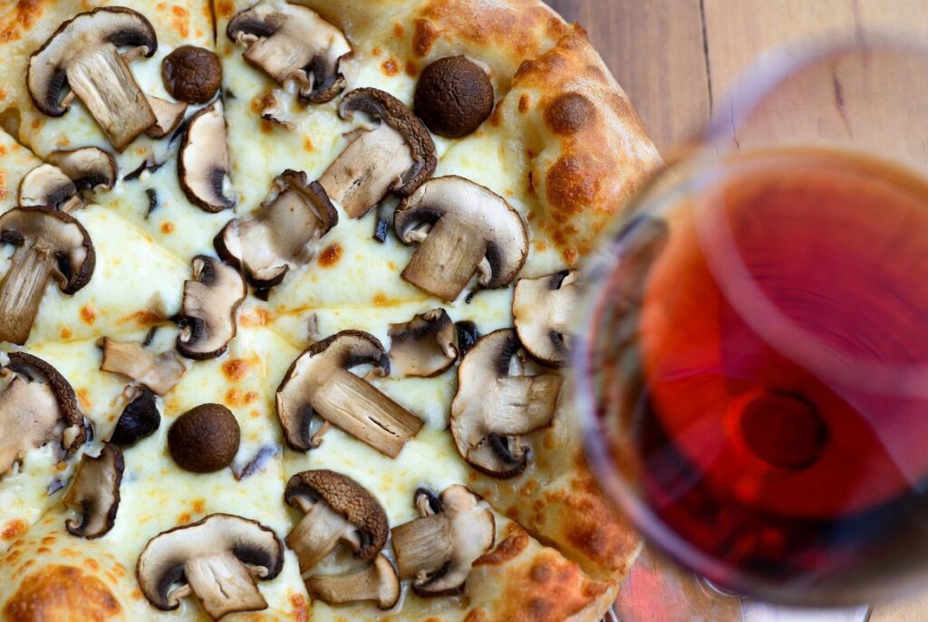 Vinho e Pizza Vegetariana: Pizza de cogumelos com Pinot Noir para realçar o sabor terroso Umami.