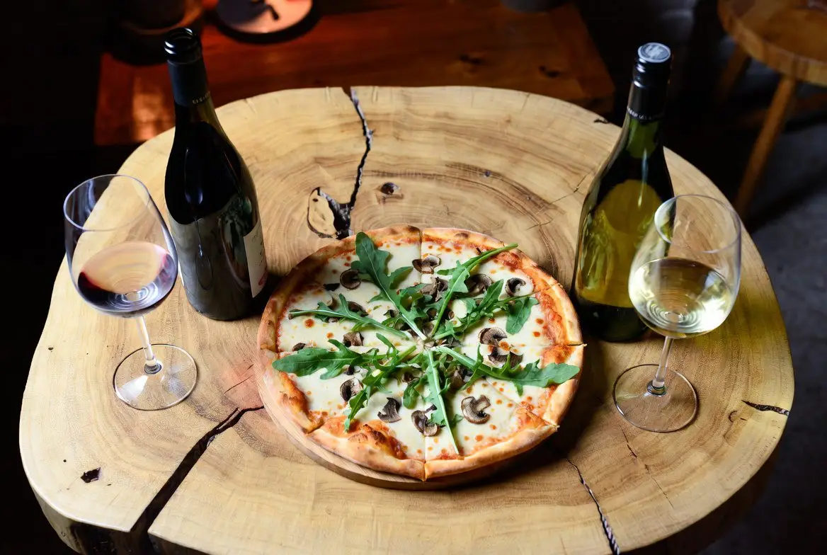 Vinho e Pizza: harmonização com pizza vegetariana de mussarela, rúcula e cogumelos.