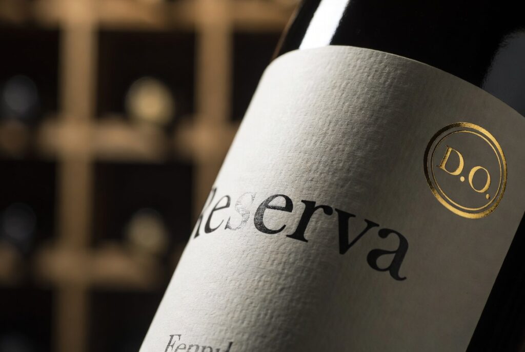 leitura_rotulo_vinho_dicas-1024x687 Comprar Vinho Barato: Onde e Como Beber com Qualidade Gastando Pouco