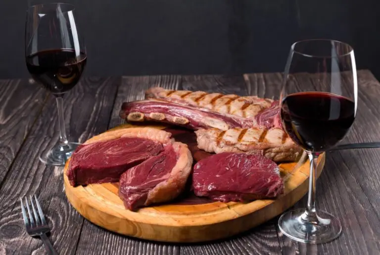 Malbec Nacional: Churrasco brasileiro com carne vermelha na brasa e taça de vinho tinto.