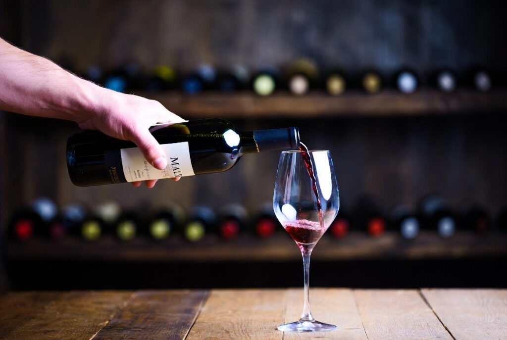 Detalhe do sedimento (borra) em um Malbec de Guarda antigo, exigindo decantação.