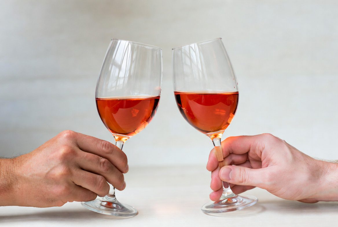 Como Segurar Taça de Vinho: Mão segurando corretamente pela haste versus incorretamente pelo bojo.