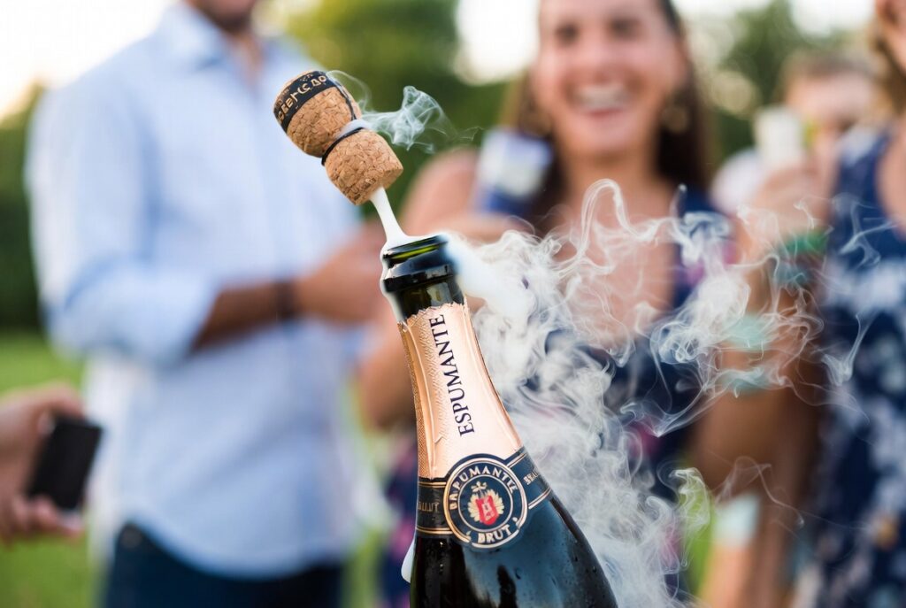 servico_espumante_festa-1024x687 Champagne vs. Espumante: O Guia Definitivo e Por Que o Brasil Vence no Custo-Benefício