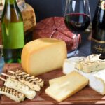 Vinho e Queijos Brasileiros: Tábua de harmonização com Queijo Parmesão, Coalho, Minas e vinhos ideais (tinto, branco e espumante).