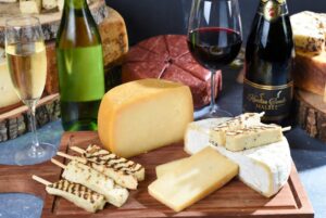 Vinho e Queijos Brasileiros: Tábua de harmonização com Queijo Parmesão, Coalho, Minas e vinhos ideais (tinto, branco e espumante).
