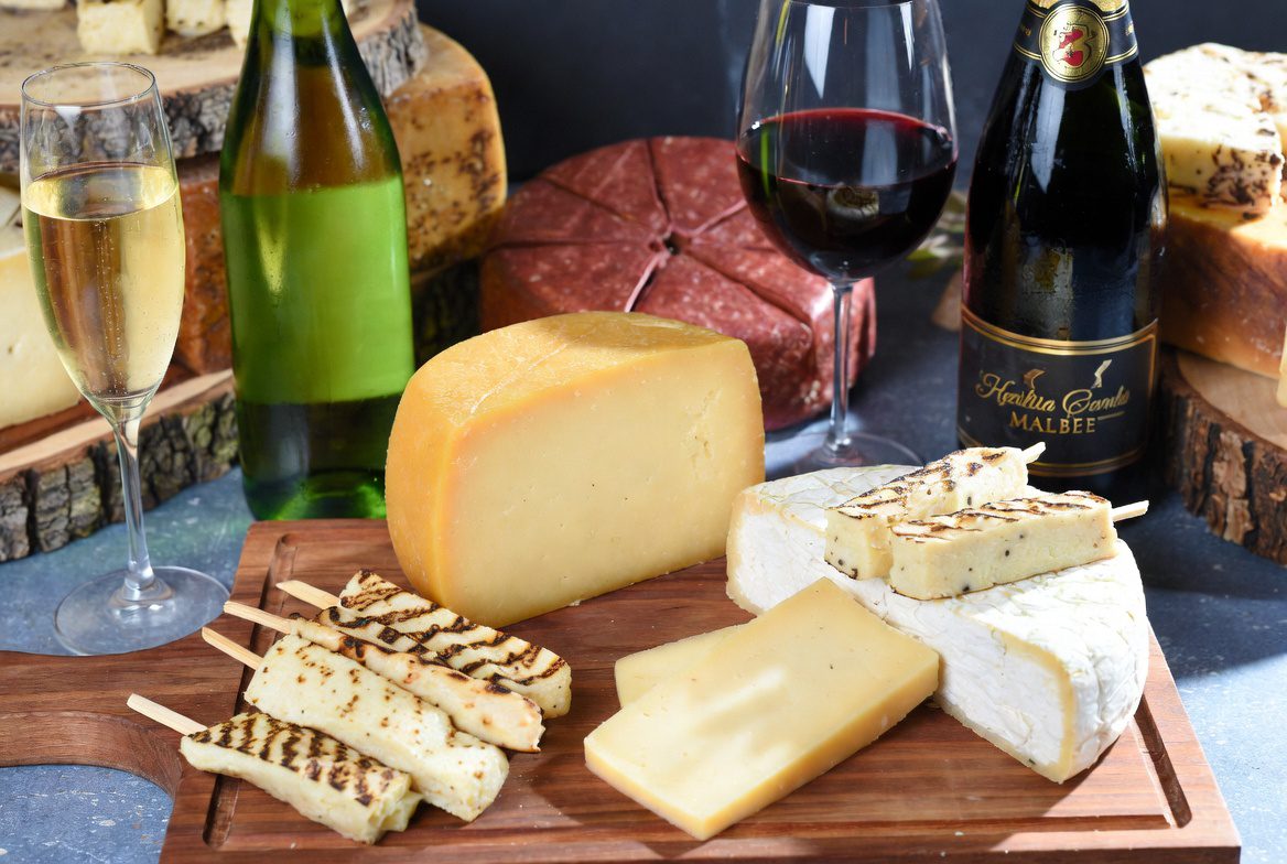 Vinho e Queijos Brasileiros: Tábua de harmonização com Queijo Parmesão, Coalho, Minas e vinhos ideais (tinto, branco e espumante).