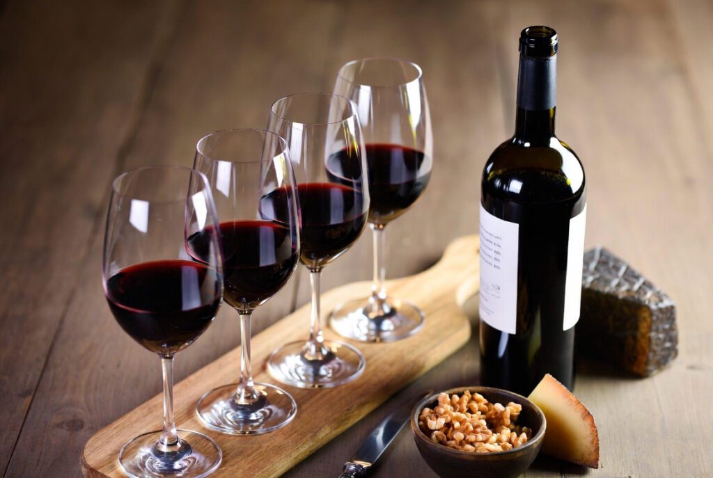 degustacao-comparativa-blend-varietal-1024x687 Vinho Blend: O que é a Assemblage e Por que as Uvas de Corte Elevam a Qualidade