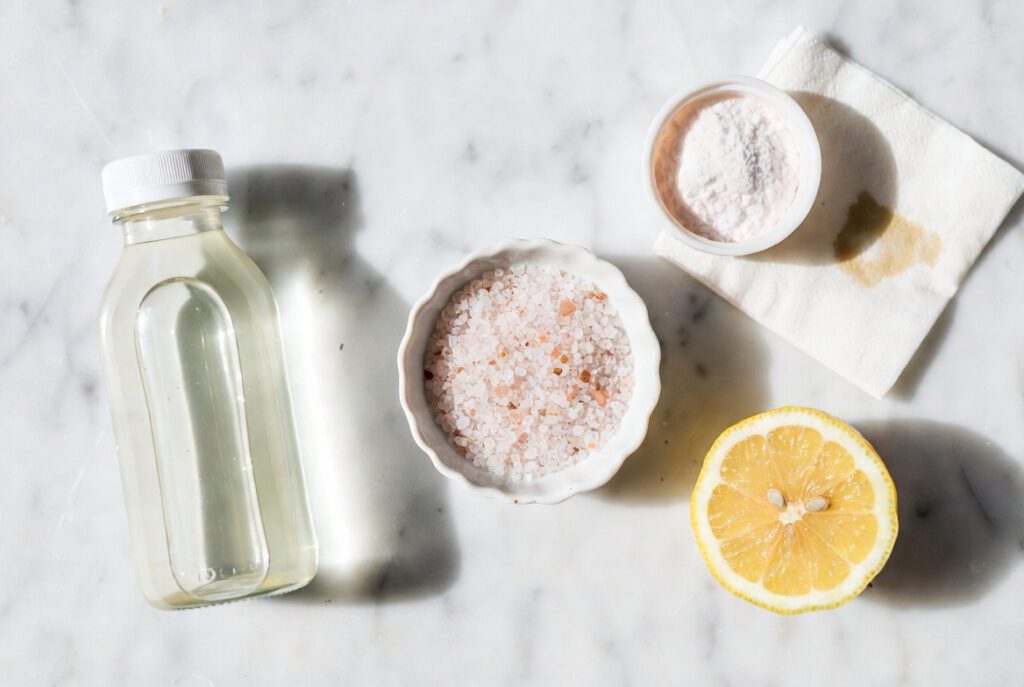 ingredientes-caseiros-limpeza-vinho-1024x687 Tirar Mancha de Vinho: O Guia Definitivo para Salvar Roupas Brancas (SOS)