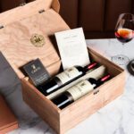 Clube de Vinho: Unboxing de uma assinatura premium com garrafas curadas e guia de degustação.