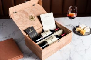 Clube de Vinho: Unboxing de uma assinatura premium com garrafas curadas e guia de degustação.