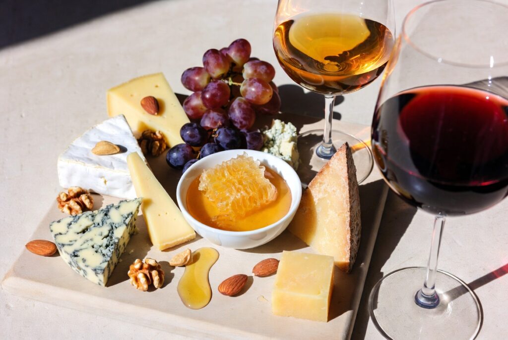 armonizacao-de-vinhos-e-queijos-guia-1024x687 Guia de Harmonização de Vinhos: Aprenda as Regras de Ouro para Combinar Comida e Bebida