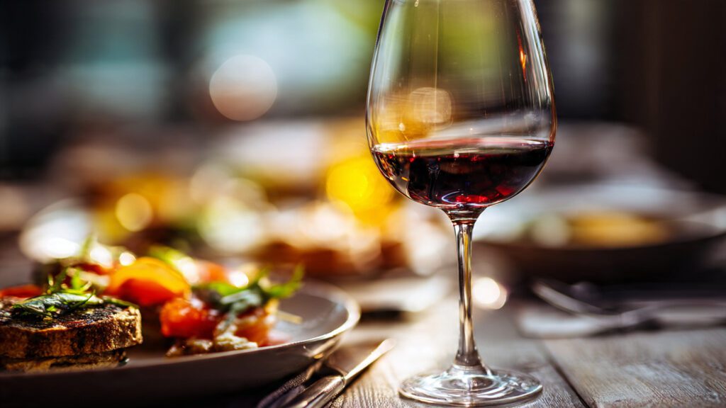 vinho-taca-mesa-1024x576 7 vinhos baratos e bons que valem MUITO a pena em 2026 (lista atualizada e sem erro)