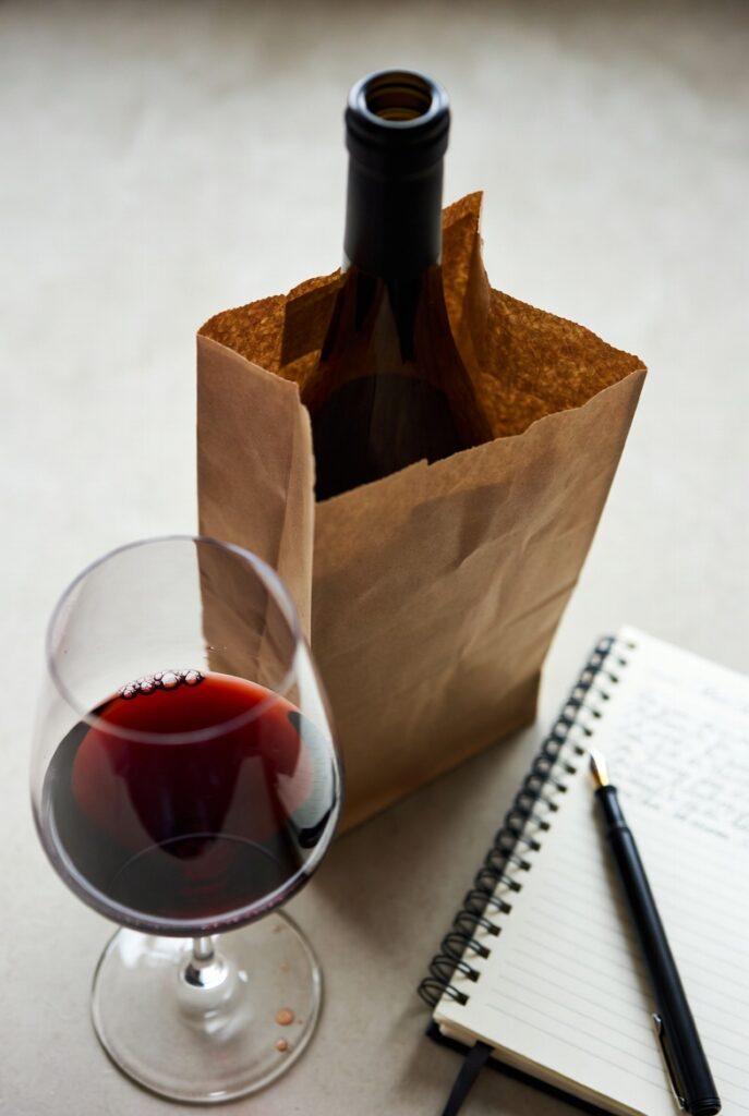 degustacao-as-cegas-aprendizado-vinho-687x1024 Guia Completo: Como Aprender Sobre Vinhos e Dominar a Degustação