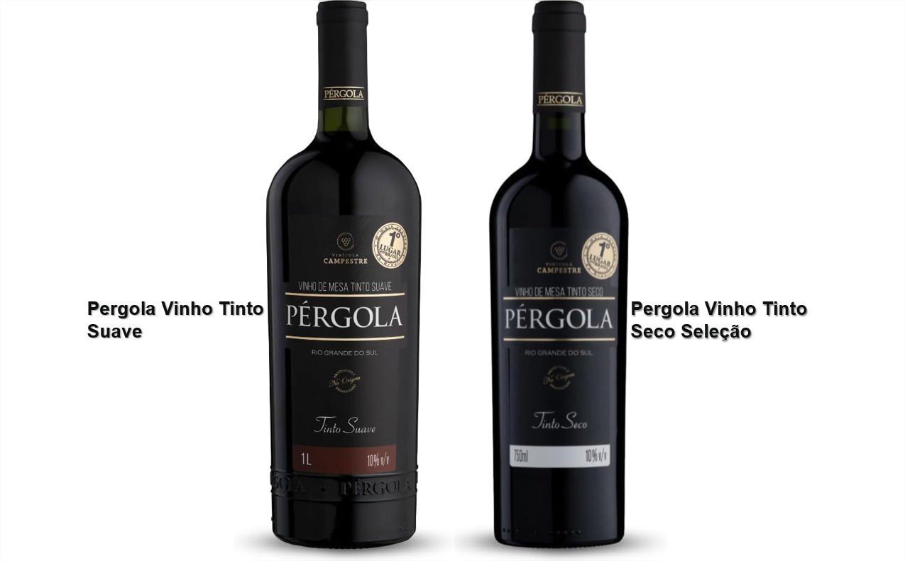 Duas garrafas de Vinho Pérgola (seco e suave) em uma mesa de madeira rústica, com uvas frescas ao lado e luz solar natural.